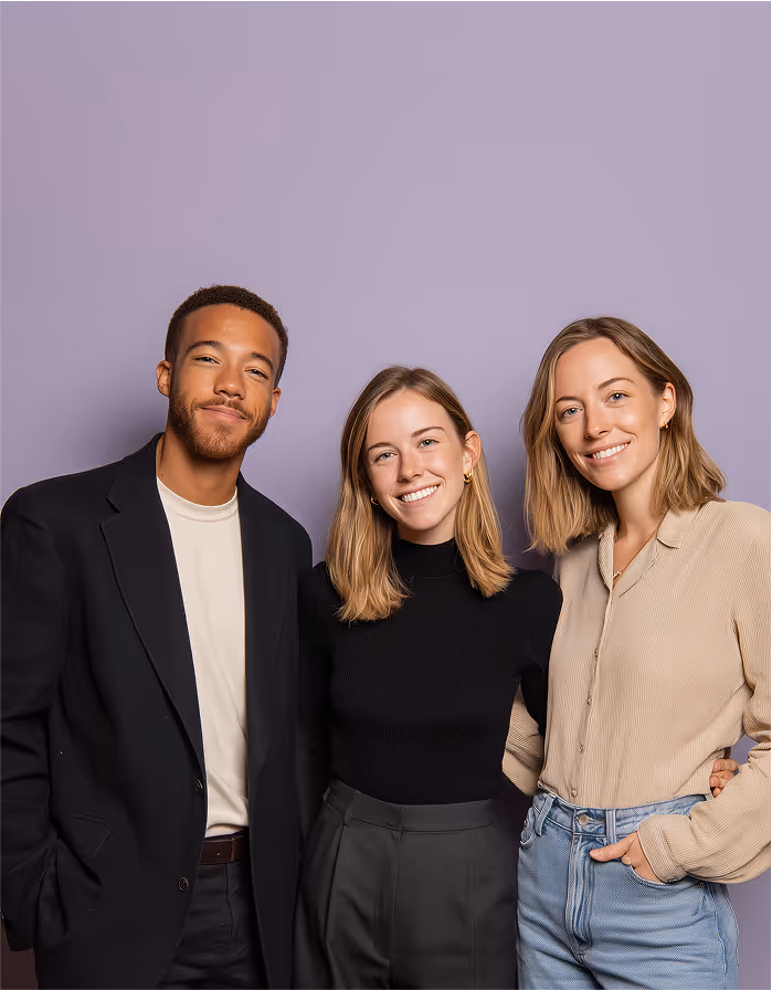 Trois professionnels en tenue formelle, debout côte à côte, image d’une équipe de recrutement fiable et diverse.