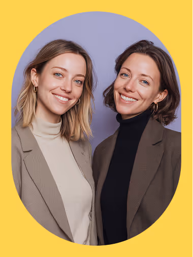 Une professionnelle souriante qui travaille sur un ordinateur portable sur fond violet, image de productivité et d’une expérience de recrutement positive.