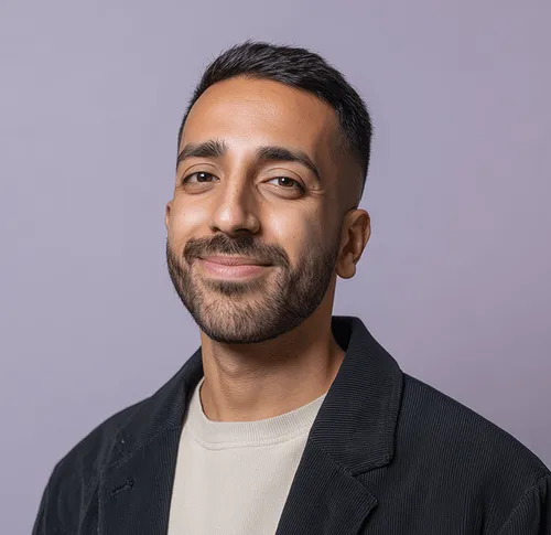 Un homme en tenue professionnelle au sourire assuré, image de fiabilité et de réussite dans les solutions RH et de recrutement.
