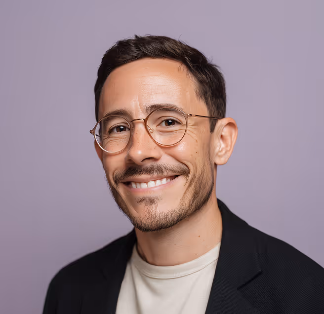 Un homme en tenue professionnelle au sourire assuré, image de fiabilité et de réussite dans les solutions RH et de recrutement.