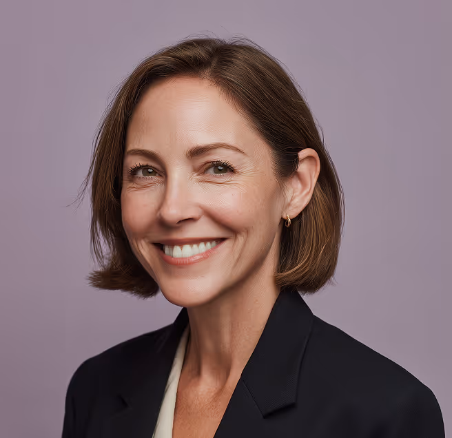 Une femme en tenue formelle au sourire assuré, image de professionnalisme et de confiance dans les services de recrutement.