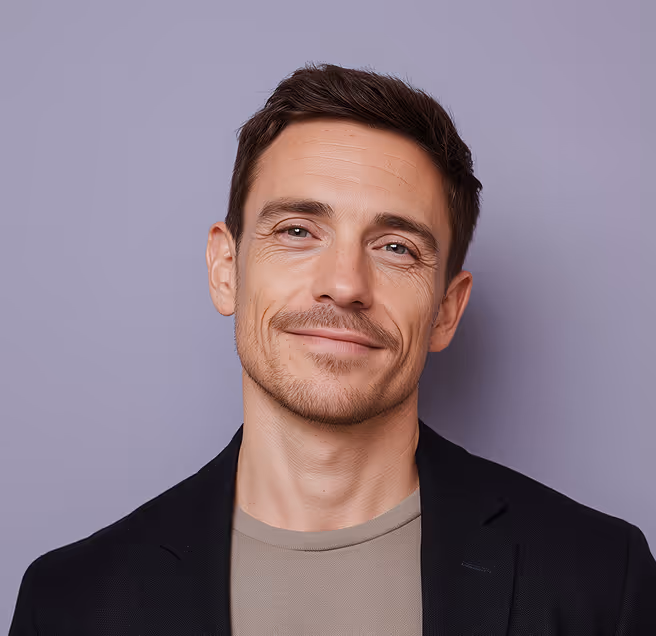 Un homme en tenue professionnelle au sourire assuré, image de fiabilité et de réussite dans les solutions RH et de recrutement.