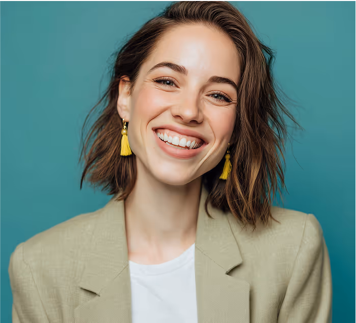 Une femme en tenue formelle au sourire assuré, image de professionnalisme et de confiance dans les services de recrutement.