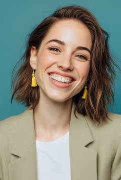 Une femme en tenue formelle au sourire assuré, image de professionnalisme et de confiance dans les services de recrutement.
